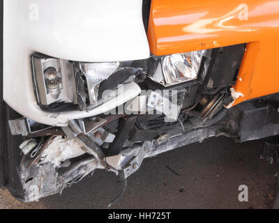 Incassable Verre frontal endommagé par accident dans un bus des transports publics Banque D'Images