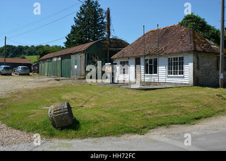 Désaffecté et abandonné la vieille station de remplissage d'essence dans le village de East Dean près de Chichester, West Sussex, Angleterre Banque D'Images