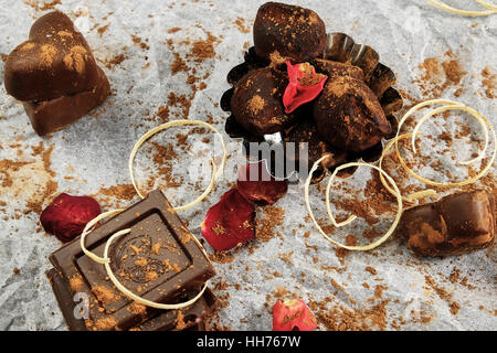 Pièces en chocolat et truffes sur du papier blanc Banque D'Images