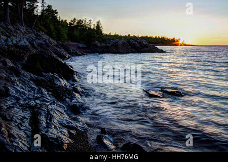 Le nord du Michigan Lac Supérieur le coucher du soleil. Côte Rocheuse et falaises sur les rives du lac Supérieur au coucher du soleil dans la région du Michigan Peni Banque D'Images