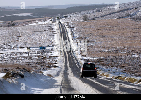 En hiver paysage Dartmoor. Le flux de trafic le long de la B3212 road près de Postbridge dans le Parc National de Dartmoor dans le Devon UK Banque D'Images