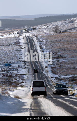 En hiver paysage Dartmoor. Le flux de trafic le long de la B3212 road près de Postbridge dans le Parc National de Dartmoor dans le Devon UK Banque D'Images