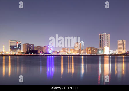 Ras al Khaimah Creek dans la nuit, aux Émirats Arabes Unis Banque D'Images