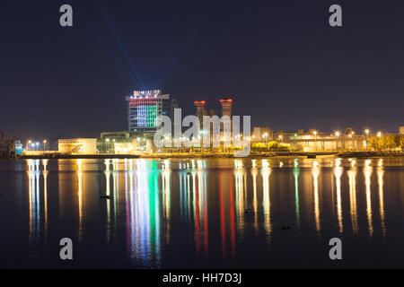 Ras al Khaimah Creek dans la nuit, aux Émirats Arabes Unis Banque D'Images