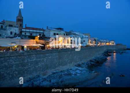 Rangée de maisons, restaurants et mur de la ville, crépuscule, Province de Sassari, Alghero, Sardaigne, Italie Banque D'Images