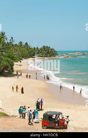 Plage bordée de palmiers, de l'Océan Indien, Beruwela, Sri Lanka, Province de l'Ouest Banque D'Images