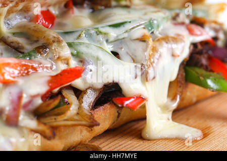 Pavé de boeuf savoureux sandwich avec oignons, champignons et fromage provolone fondu dans un pain ciabatta Banque D'Images