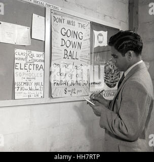 1950, historiques, étudiant de troisième cycle à l'étranger nouvellement arrivé à l'Institut de l'éducation (OIE) prend des notes sur les événements pour les étudiants de l'ordre d'affichage des fonctions sociales. Banque D'Images