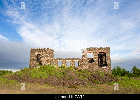 Ruines d'un ancien bâtiment en pierre. Lumière chaude avec ciel dramatique et un grand espace de copie si nécessaire. Partie d'une mine de cuivre abandonnée. Banque D'Images