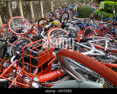 Shenzhen, Shenzhen, Chine. 16 janvier, 2017. Shenzhen, Chine - 16 janvier 2017 : (usage éditorial uniquement. Chine OUT) .Des centaines de vélos partagés saboté couché à côté d'un parc dans le sud de la Chine, Shenzhen, 16 janvier 2017. Vélos partagés de différentes sociétés de services de location de vélos y compris Mobi, Xiaoming et OFO sont maintenant confrontés au problème de sabotage en Chine. De nombreux vélos partagés ont été abandonnés dans la rue et avait besoin d'être réparées le vélo libre-gains maintenant en popularité. Crédit : SIPA Asie/ZUMA/Alamy Fil Live News Banque D'Images