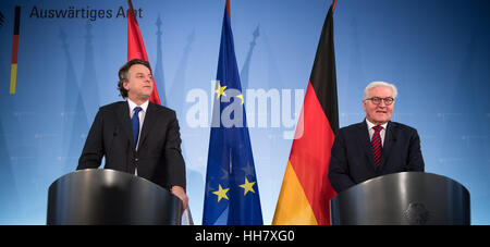 Berlin, Allemagne. 17 Jan, 2017. Le ministre allemand des affaires étrangères, Frank-Walter STEINMEIER (SPD), r et le ministre des Affaires étrangères Néerlandais Bert Koenders s'exprimant lors d'une conférence de presse avant leur réunion au ministère des Affaires étrangères à Berlin, Allemagne, 17 janvier 2017. Photo : Bernd von Jutrczenka/dpa/Alamy Live News Banque D'Images