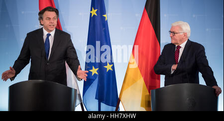 Berlin, Allemagne. 17 Jan, 2017. Le ministre allemand des affaires étrangères, Frank-Walter STEINMEIER (SPD), r et le ministre des Affaires étrangères Néerlandais Bert Koenders s'exprimant lors d'une conférence de presse avant leur réunion au ministère des Affaires étrangères à Berlin, Allemagne, 17 janvier 2017. Photo : Bernd von Jutrczenka/dpa/Alamy Live News Banque D'Images