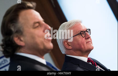 Berlin, Allemagne. 17 Jan, 2017. Le ministre allemand des affaires étrangères, Frank-Walter STEINMEIER (SPD), r et le ministre des Affaires étrangères Néerlandais Bert Koenders s'exprimant lors d'une conférence de presse avant leur réunion au ministère des Affaires étrangères à Berlin, Allemagne, 17 janvier 2017. Photo : Bernd von Jutrczenka/dpa/Alamy Live News Banque D'Images