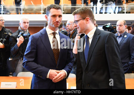 Karlsruhe, Allemagne. 17 Jan, 2017. NPD-Anwalt Peter Richter (r) und der NPD-Bundesvorsitzende Frank Franz nehmen am 17.01.2017 im Bundesverfassungsgericht à Karlsruhe (Bade-Wurtemberg) an der Urteilsverkündung NPD-Verbotsverfahren im teil. Foto : Uwe Anspach/dpa Foto : Uwe Anspach/apd /afp/Alamy Live News Banque D'Images