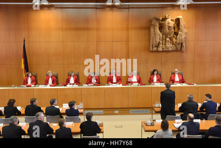 Karlsruhe, Allemagne. 17 Jan, 2017. Der Zweite Senat des Bundesverfassungsgerichts verkündet am 17.01.2017 im Bundesverfassungsgericht à Karlsruhe (Bade-Wurtemberg) das Urteil im NPD-Verbotsverfahren. Die Richter L-R : Christine Langenfeld, Doris König, Monika Hermanns, Peter Müller, Vorsitzender Andreas Voßkuhle, Peter M. Huber, Sibylle Kessal-Wulf Maidowski, Ulrich. Foto : Uli Deck/dpa Foto : Uli Deck/apd /afp/Alamy Live News Banque D'Images