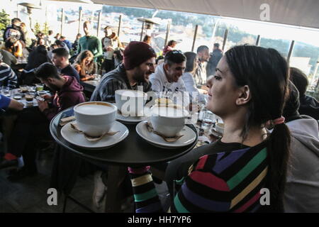 Athènes, Grèce. 13 Jan, 2017. Une serveuse sert du café dans un coffee shop à Athènes, Grèce, le 13 janvier 2017. Un déluge de nouveaux impôts directs et indirects sur les produits et services de base est entrée en vigueur le 1er janvier en Grèce, l'ajout d'une charge supplémentaire pour les ménages endettés et les entreprises. Le Lefteris Crédit : Partsalis/Xinhua/Alamy Live News Banque D'Images