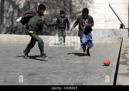 Sanaa, Yémen. 17 Jan, 2017. Orphelins jouer au football durant leurs temps libres, à l'institution des orphelins à Sanaa, Yémen, le 17 janvier 2017. Il y a plus de 700 enfants de tous les différents gouvernorats d'orphelins vivant dans les maisons de l'Institution à Sanaa. Les orphelins du Yémen sont durement touchées par la guerre, avec la diminution du financement accordé à un gouvernement et non-gouvernement exécutant des orphelinats à travers le pays, ainsi que de dons de particuliers et d'initiatives s'est tari. Credit : Mohammed Mohammed/Xinhua/Alamy Live News Banque D'Images