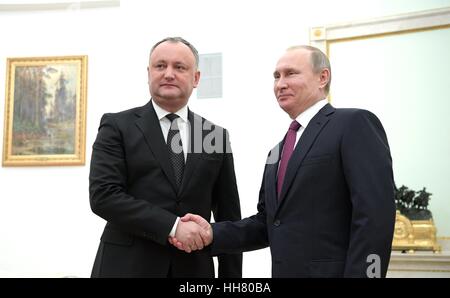 Le président russe Vladimir Poutine rencontre le président de la Moldova Igor DODON au Kremlin, le 17 janvier 2017 à Moscou, Russie. Banque D'Images