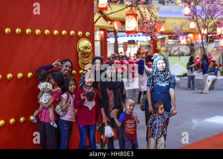 Kuala Lumpur, Malaisie. 16 janvier, 2017. Groupe de Malaysian posent pour une photo de groupe avec des décorations du Nouvel An lunaire au centre commercial Curve à Kuala Lumpur, Malaisie, le 16 janvier 2017. Crédit : Chris Jung/ZUMA/Alamy Fil Live News Banque D'Images