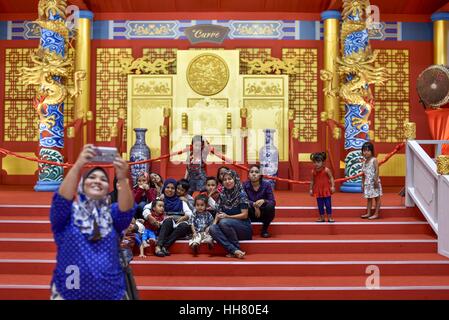 Kuala Lumpur, Malaisie. 16 janvier, 2017. Groupe de Malaysian prend une nouvelle année lunaire selfies avec décorations au centre commercial Curve à Kuala Lumpur, Malaisie, le 16 janvier 2017. Crédit : Chris Jung/ZUMA/Alamy Fil Live News Banque D'Images