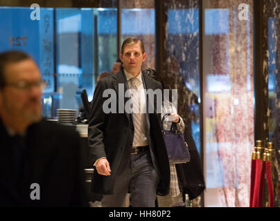 New York, USA. 17 Jan, 2017. Eric Trump arrive à Trump Tower le 17 janvier 2017 à New York. Président élu américain Donald Trump est toujours la tenue des réunions à l'étage au Trump Tower à seulement 3 jours avant l'inauguration. Credit : Bryan R. Crédit : MediaPunch Inc/Alamy Live News Banque D'Images