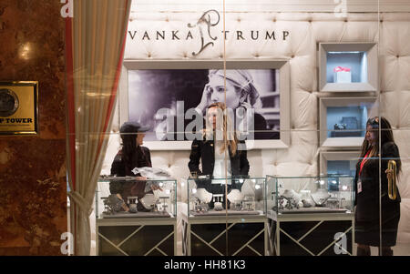 New York, USA. 17 Jan, 2017. Lara Yunaska, C, Eric Trump's wife, dans la boutique à Ivanka Trump Trump Tower le 17 janvier 2017 à New York. Président élu américain Donald Trump est toujours la tenue des réunions à l'étage au Trump Tower à seulement 3 jours avant l'inauguration. Credit : Bryan R. Crédit : MediaPunch Inc/Alamy Live News Banque D'Images