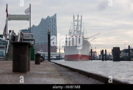 La silhouette de la concert Elbphilharmonie house et le musée navire 'Cap San Diego sont considérés, sur l'Elbe sous le matin, ciel d'hiver à Hambourg, Allemagne, 17 janvier 2017. Photo : Christian Charisius/dpa Banque D'Images