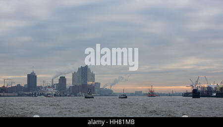 La silhouette de la maison concert Elbphilharmonie peut être vu sur l'Elbe sous le matin, ciel d'hiver à Hambourg, Allemagne, 17 janvier 2017. Photo : Christian Charisius/dpa Banque D'Images