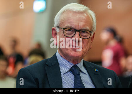 Gdansk, Pologne. 17 Jan, 2017. Hans-Gert Pottering est vu au cours de sa visite dans le centre de la solidarité européenne à Gdansk, Pologne le 17 janvier 2017. Pottering est un homme politique conservateur allemand, ancien Président du Parlement européen, en 2009, a été élu Président de la Fondation Konrad Adenauer. Credit : Michal Fludra/Alamy Live News Banque D'Images