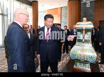 Davos, Suisse. 17 Jan, 2017. Le président chinois Xi Jinping rencontre avec Klaus Schwab, fondateur et président exécutif du Forum économique mondial, à Davos, Suisse, le 17 janvier 2017. Credit : Rao Aimin/Xinhua/Alamy Live News Banque D'Images