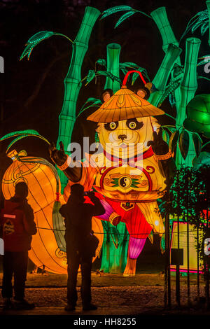 Londres, Royaume-Uni. 17 Jan, 2017. Le Festival des lanternes magiques jardins de Chiswick House, du 19 janvier jusqu'au 26 février. Les jardins sont les hôtes de l'exposition qui célèbre le Nouvel An chinois. 2017 est l'année du Coq. Distribués sur 65 acres de la Chiswick House site, il y a plus de 50 lanternes illuminées. Londres 17 Jan 2017 Crédit : Guy Bell/Alamy Live News Banque D'Images