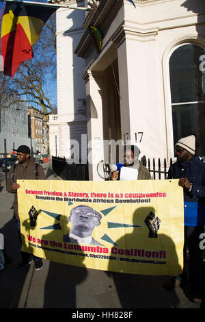 Londres, Royaume-Uni. 17 Jan, 2017. Les membres du mouvement Uhuru à côté de l'ambassade de France à Londres sur Beligum le 56e anniversaire de l'assassinat de Patrice Lumumba, 1e Prime-Minster du Congo. Credit : Thabo Jaiyesimi/Alamy Live News Banque D'Images
