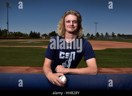 Henderson, Nevada, USA. 2 juin, 2015. College of Southern Nevada pitcher Phil Bickford pose au stade de morse à l'Henderson campus de CSN le mardi, 2 juin, 2015. Bickford devrait être l'une des vedettes dans le projet de la Ligue Majeure de Baseball. Crédit : David Becker/ZUMA/Alamy Fil Live News Banque D'Images