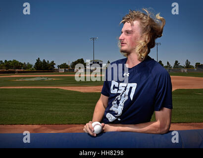 Henderson, Nevada, USA. 2 juin, 2015. College of Southern Nevada pitcher Phil Bickford pose au stade de morse à l'Henderson campus de CSN le mardi, 2 juin, 2015. Bickford devrait être l'une des vedettes dans le projet de la Ligue Majeure de Baseball. Crédit : David Becker/ZUMA/Alamy Fil Live News Banque D'Images