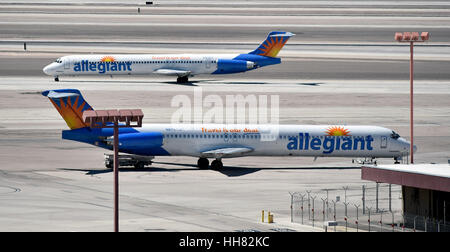 27 avril 2015 - Las Vegas, Nevada, États-Unis - une matrice Allegiant Air jet, McDonnell Douglas DC-9, passe dans un autre à l'aéroport international McCarran le lundi 27 avril, 2015, à Las Vegas. (Crédit Image : © David Becker via Zuma sur le fil) Banque D'Images