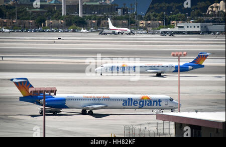 27 avril 2015 - Las Vegas, Nevada, États-Unis - une matrice Allegiant Air jet, McDonnell Douglas DC-9, passe dans un autre à l'aéroport international McCarran le lundi 27 avril, 2015, à Las Vegas. (Crédit Image : © David Becker via Zuma sur le fil) Banque D'Images