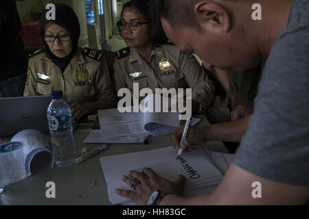 Pekanbaru, Indonésie. 17 Jan, 2017. Les travailleurs étrangers illégaux en provenance de Chine qui travaillent dans des centrales à vapeur à Pekanbaru, Riau, ont été arrêtés par des fonctionnaires de l'emploi et remis aux agents d'immigration de l'Indonésie. Les travailleurs étrangers illégaux saisis l'Indonésie à l'aide du passeport et visa des excursions. La plupart des travailleurs étrangers de la Chine affirment déjà avoir la permission de travailler en Indonésie. Credit : ZUMA Press, Inc./Alamy Live News Banque D'Images