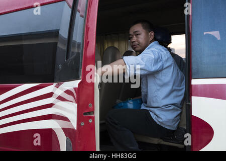 Pekanbaru, Indonésie. 17 Jan, 2017. Les travailleurs étrangers illégaux en provenance de Chine qui travaillent dans des centrales à vapeur à Pekanbaru, Riau, ont été arrêtés par des fonctionnaires de l'emploi et remis aux agents d'immigration de l'Indonésie. Les travailleurs étrangers illégaux saisis l'Indonésie à l'aide du passeport et visa des excursions. La plupart des travailleurs étrangers de la Chine affirment déjà avoir la permission de travailler en Indonésie. Credit : ZUMA Press, Inc./Alamy Live News Banque D'Images