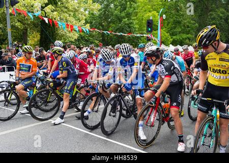 Adélaïde, Australie du Sud, Australie. 17 Jan, 2016. Les coureurs à la ligne de départ pour l'étape 2 du Tour Down Under, en Australie sur le 18 de janvier 2017 Crédit : Gary Francis/ZUMA/Alamy Fil Live News Banque D'Images