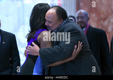 New York, NY 16 Janvier, 2017. Omarosa Manigault (l) accueille Martin Luther King III (r) comme il arrive dans le hall de la Trump Tower à New York, NY, le 16 janvier 2017. Crédit : Anthony Behar/Piscine via CNP - AUCUN FIL SERVICE - Photo : Anthony Behar/Piscine via CNP/dpa/Alamy Live News Banque D'Images