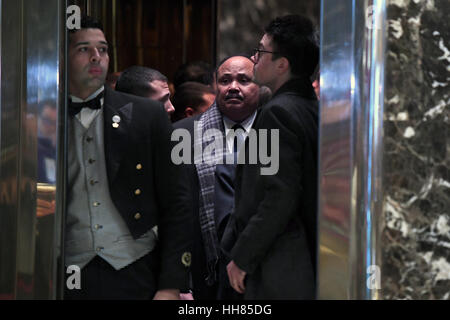 New York, NY 16 Janvier, 2017. Martin Luther King III est visible dans le hall des ascenseurs de la Trump Tower à New York, NY, le 16 janvier 2017. Crédit : Anthony Behar/Piscine via CNP - AUCUN FIL SERVICE - Photo : Anthony Behar/Piscine via CNP/dpa/Alamy Live News Banque D'Images