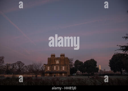 Londres, Royaume-Uni. 18 janvier, 2017. Météo britannique. Belle aube et tôt le matin dans la région de Stoke Newington, Londres. Clissold House, Clissold Park. Credit : carol moir/Alamy Live News. Banque D'Images