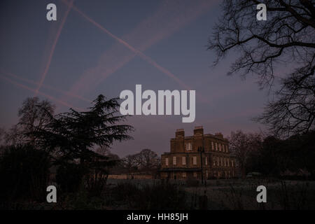 Londres, Royaume-Uni. 18 janvier, 2017. Météo britannique. Belle aube et tôt le matin dans la région de Stoke Newington, Londres. Clissold House, Clissold Park. Credit : carol moir/Alamy Live News. Banque D'Images