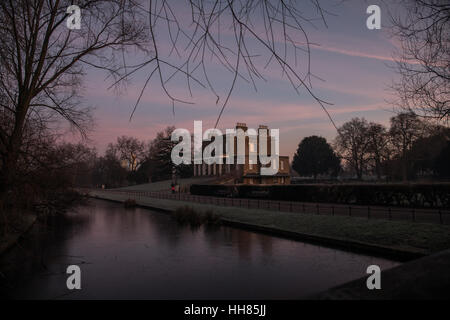 Londres, Royaume-Uni. 18 janvier, 2017. Météo britannique. Belle aube et tôt le matin dans la région de Stoke Newington, Londres. Clissold House, Clissold Park. Credit : carol moir/Alamy Live News. Banque D'Images