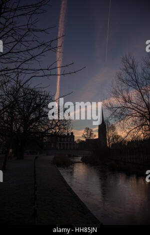 Londres, Royaume-Uni. 18 janvier, 2017. Météo britannique. Belle aube et tôt le matin dans la région de Stoke Newington, Londres. Vue de l'église St Mary et Clissold House de Clissold Park. Credit : carol moir/Alamy Live News. Banque D'Images