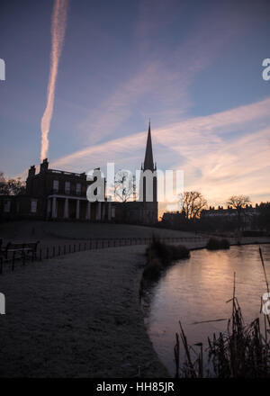 Londres, Royaume-Uni. 18 janvier, 2017. Météo britannique. Belle aube et tôt le matin dans la région de Stoke Newington, Londres. Vue de l'église St Mary et Clissold House de Clissold Park. Credit : carol moir/Alamy Live News. Banque D'Images