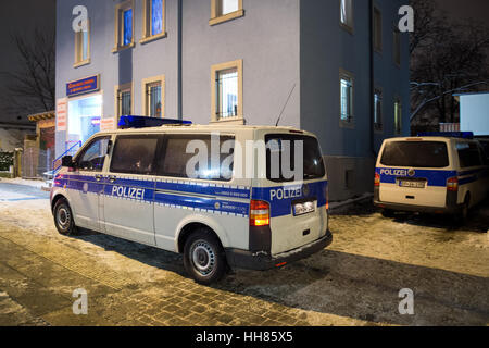 Dresde, Allemagne. 18 janvier, 2017. Les véhicules de police en photo lors d'une vaste opération policière ciblant un gang international soupçonné de theives, à l'extérieur d'une entreprise et des locaux d'habitation à Dresde, Allemagne, 18 janvier 2017. Plus de 30 propriétés ont été fouillés. La police fédérale dire plusieurs centaines de policiers ont été déployés, appuyé par des fonctionnaires des douanes et de l'Office d'état de Saxe d'enquêtes criminelles. Photo : Arno Burgi/dpa-Zentralbild/dpa/Alamy Live News Banque D'Images