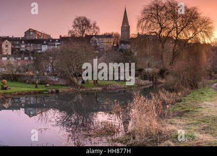 Malmesbury, UK. 18 janvier, 2017. Météo britannique. Pendant un bref moment à l'aube, le ciel au-dessus de la ville historique de Malmesbury Wiltshire rose nuage se déplace en avant pour donner un gris pour commencer la journée. Credit : Terry Mathews/Alamy Live News Banque D'Images