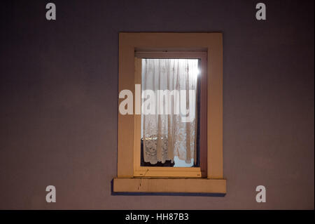 Dresde, Allemagne. 18 janvier, 2017. Un agent de police sur la photo dans le cadre d'une entreprise et des locaux d'habitation au cours d'une vaste opération policière ciblant un présumé gang international de theives, à Dresde, Allemagne, 18 janvier 2017. Plus de 30 propriétés ont été fouillés. La police fédérale dire plusieurs centaines de policiers ont été déployés, appuyé par des fonctionnaires des douanes et de l'Office d'état de Saxe d'enquêtes criminelles. Photo : Arno Burgi/dpa-Zentralbild/dpa/Alamy Live News Banque D'Images