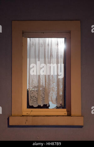 Dresde, Allemagne. 18 janvier, 2017. Un agent de police sur la photo dans le cadre d'une entreprise et des locaux d'habitation au cours d'une vaste opération policière ciblant un présumé gang international de theives, à Dresde, Allemagne, 18 janvier 2017. Plus de 30 propriétés ont été fouillés. La police fédérale dire plusieurs centaines de policiers ont été déployés, appuyé par des fonctionnaires des douanes et de l'Office d'état de Saxe d'enquêtes criminelles. Photo : Arno Burgi/dpa-Zentralbild/dpa/Alamy Live News Banque D'Images